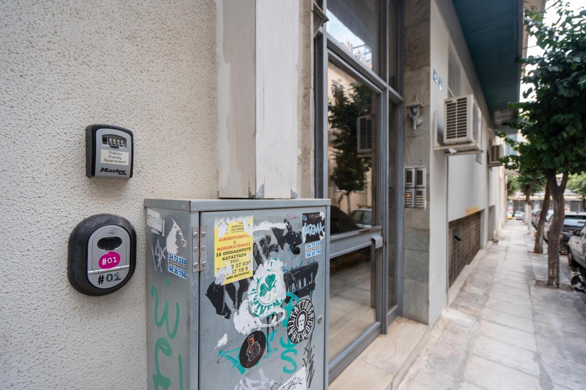 Thissio Family Apartment Atene Esterno foto