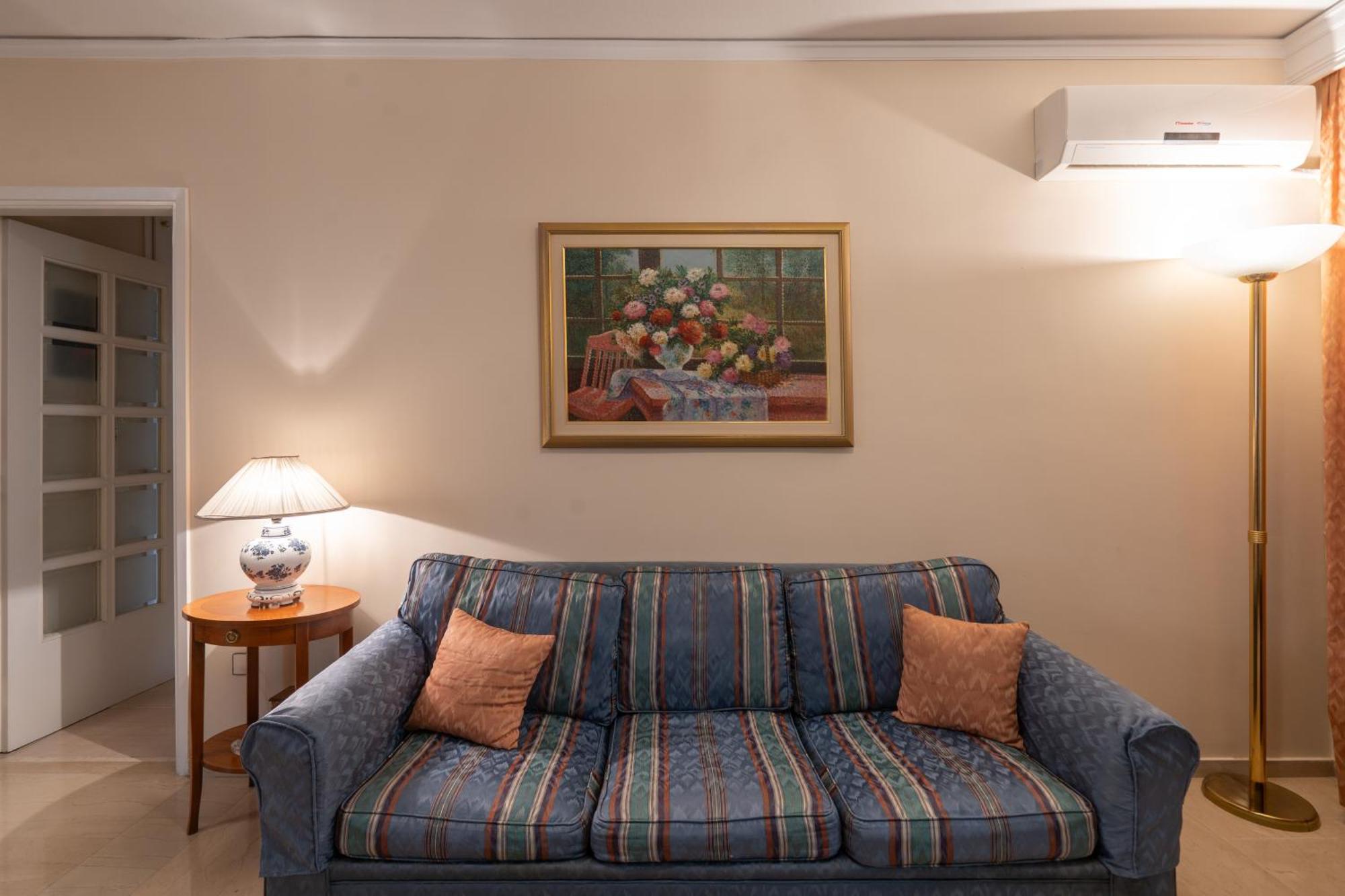 Thissio Family Apartment Atene Esterno foto